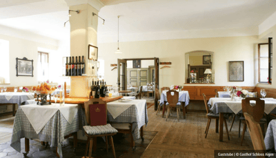 Dîner aux chandelles dans un manoir
