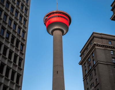 Grimper au sommet de la tour de Calgary