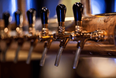 Boire une bière sur Elgin Street